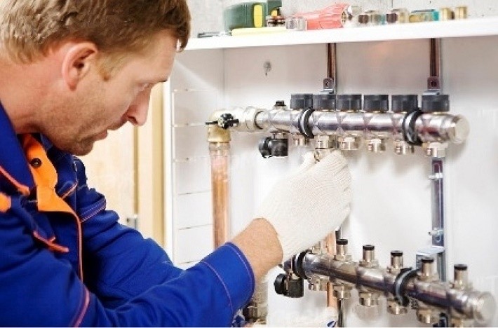 Мастер производит настройку котла