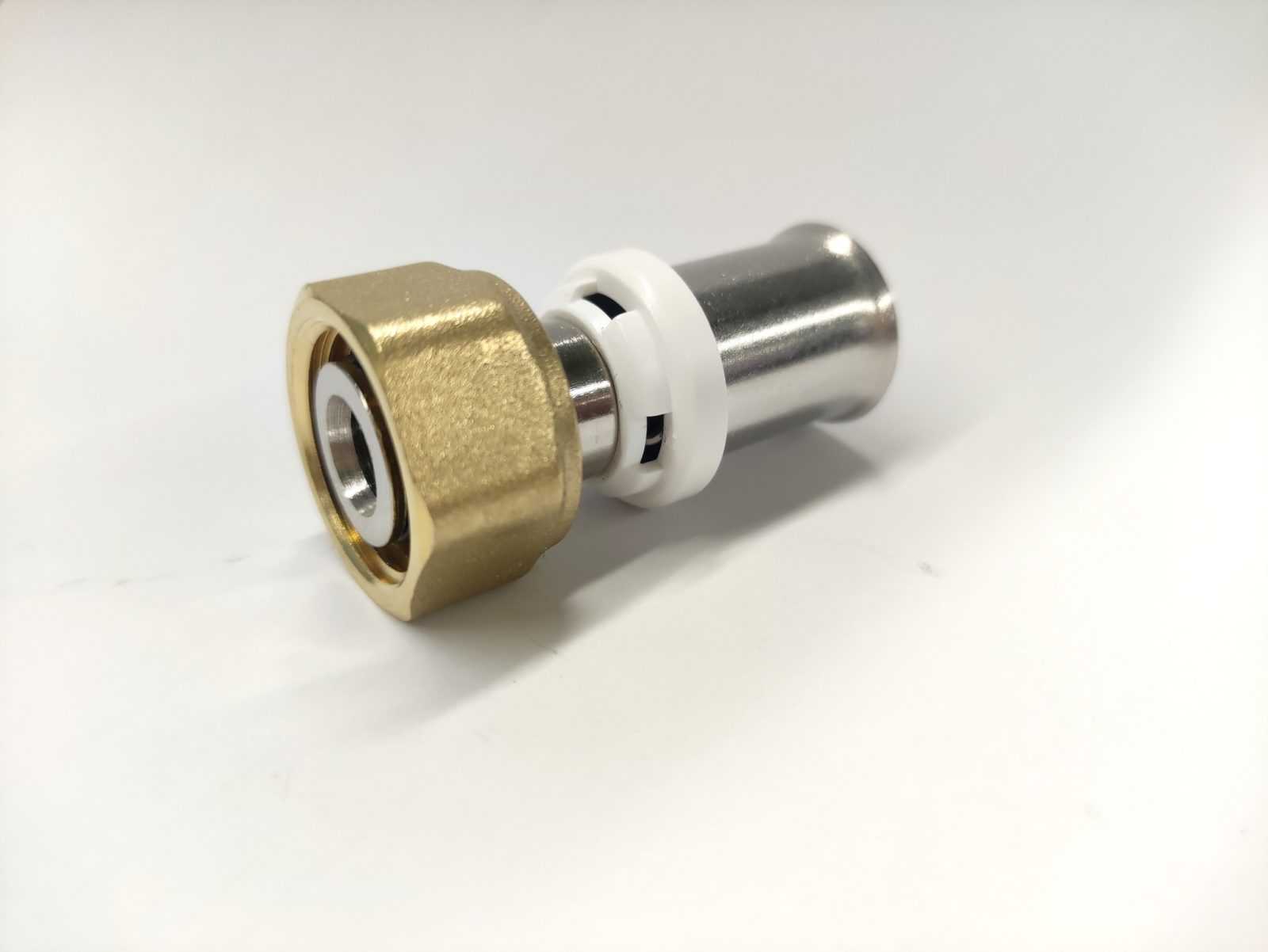 Штуцер RIIFO Omni с накидной гайкой 20-3/4″НГ, пресс, латунь