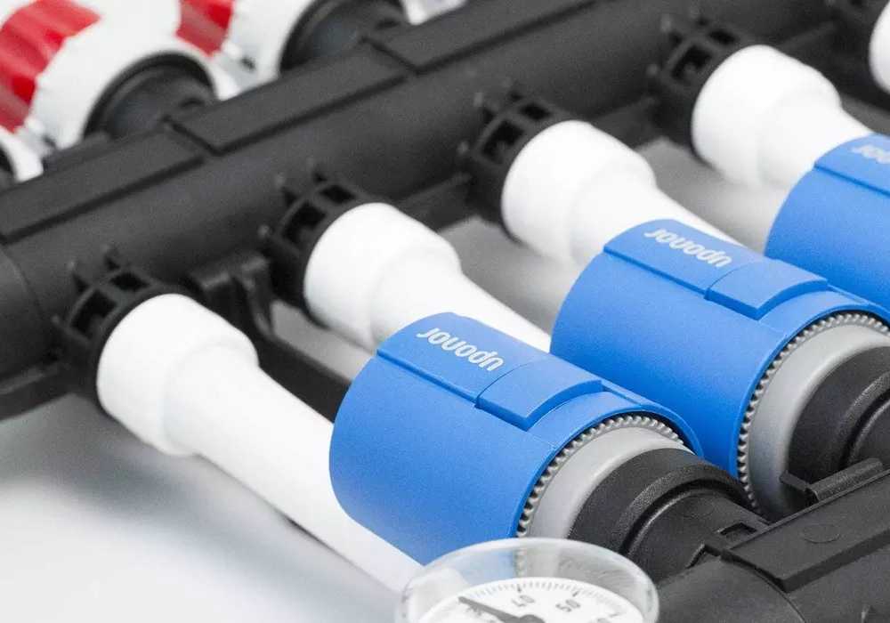 Распределительный коллектор отопления черного цвета 